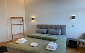 Ausblick Apartments I modern, zentral, zum Wohlfühlen I 5 Min zu Fuß zu Therme, Kurpark&Natur I WLAN, Parkplatz inklusive I kontaktloser Check-in